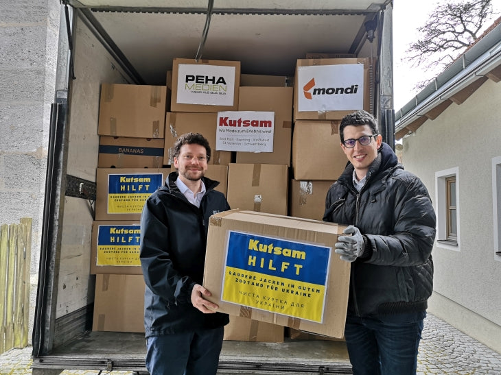 Kutsam übergibt 116 Kartons mit Jacken für die Ukraine