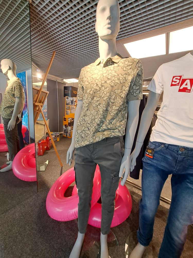403042933 21.07.2025  Schaufenste 5