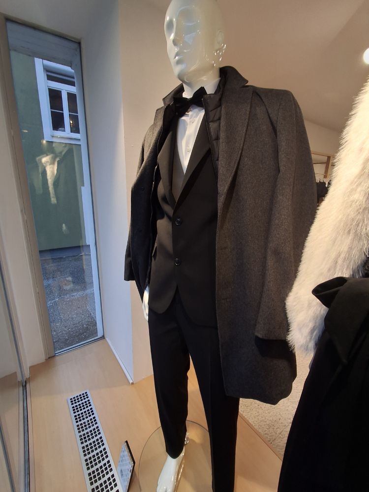 427068963 02.12.2025  Schaufenste 4