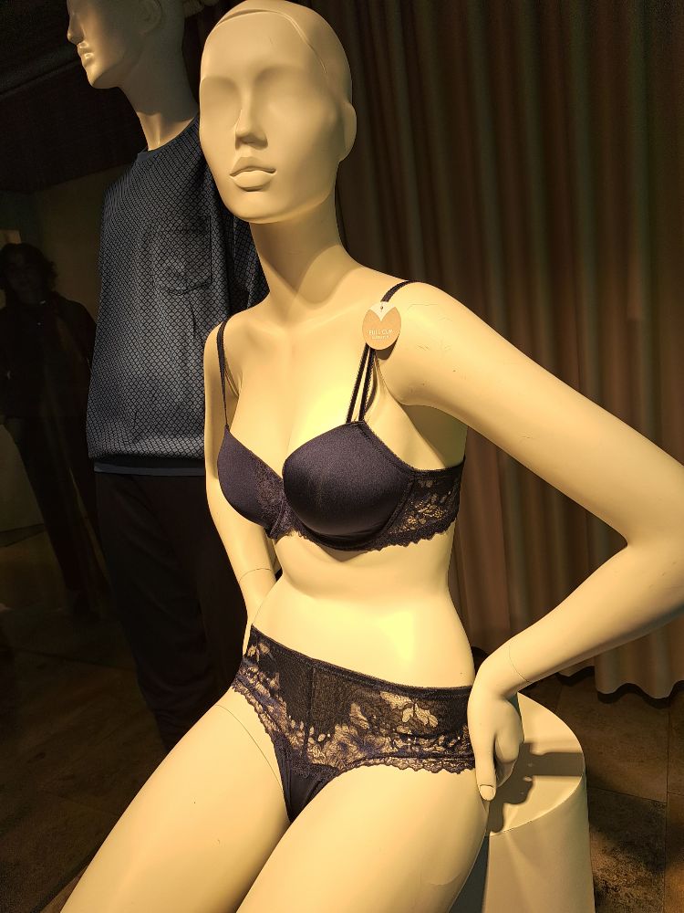 432755683 07.01.2026  Schaufenste 5