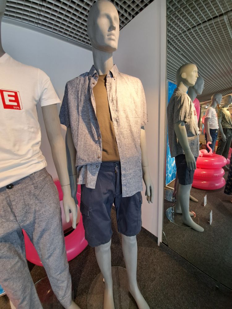 403042889 21.07.2025  Schaufenste 5