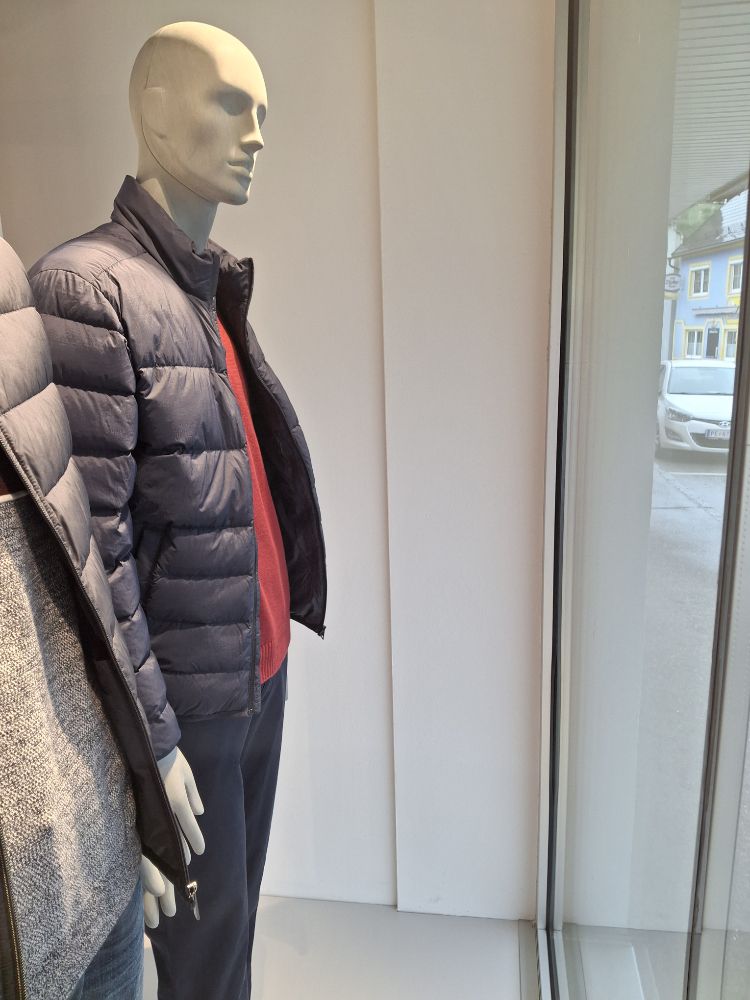 420246205 25.10.2025  Schaufenste 6