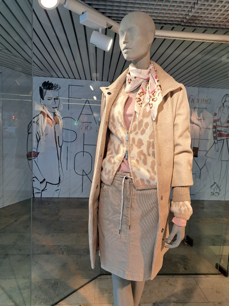 432242813 03.01.2026  Schaufenste 5 Zero Mantel