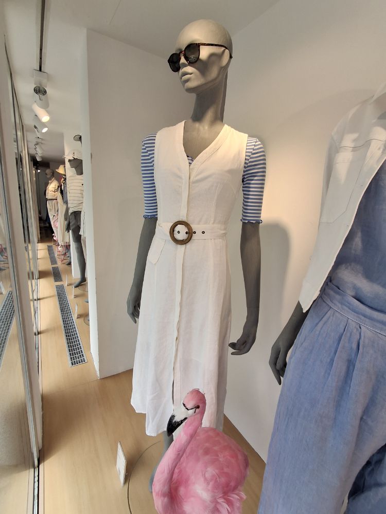 393276429 22.05.2025  Schaufenste 4