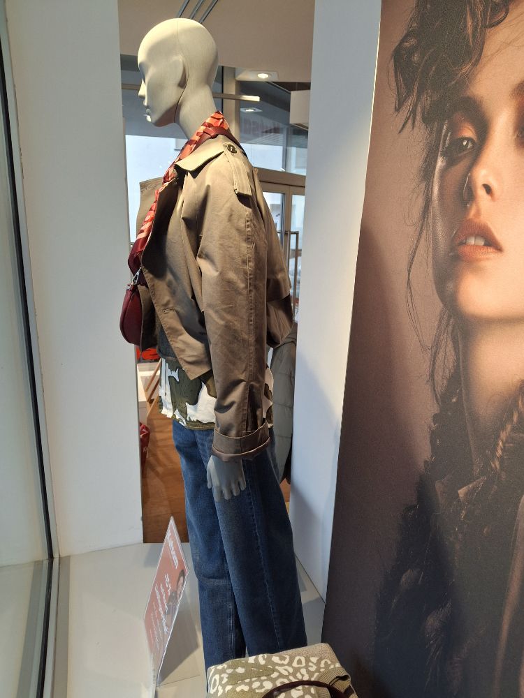 420245077 25.10.2025  Schaufenste 6