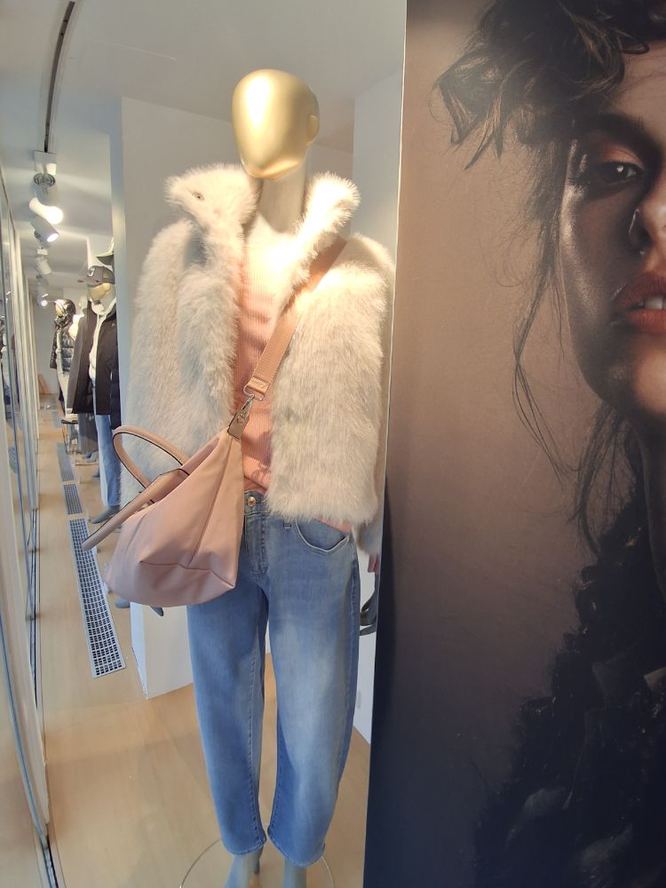 432762214 07.01.2026  Schaufenste 4