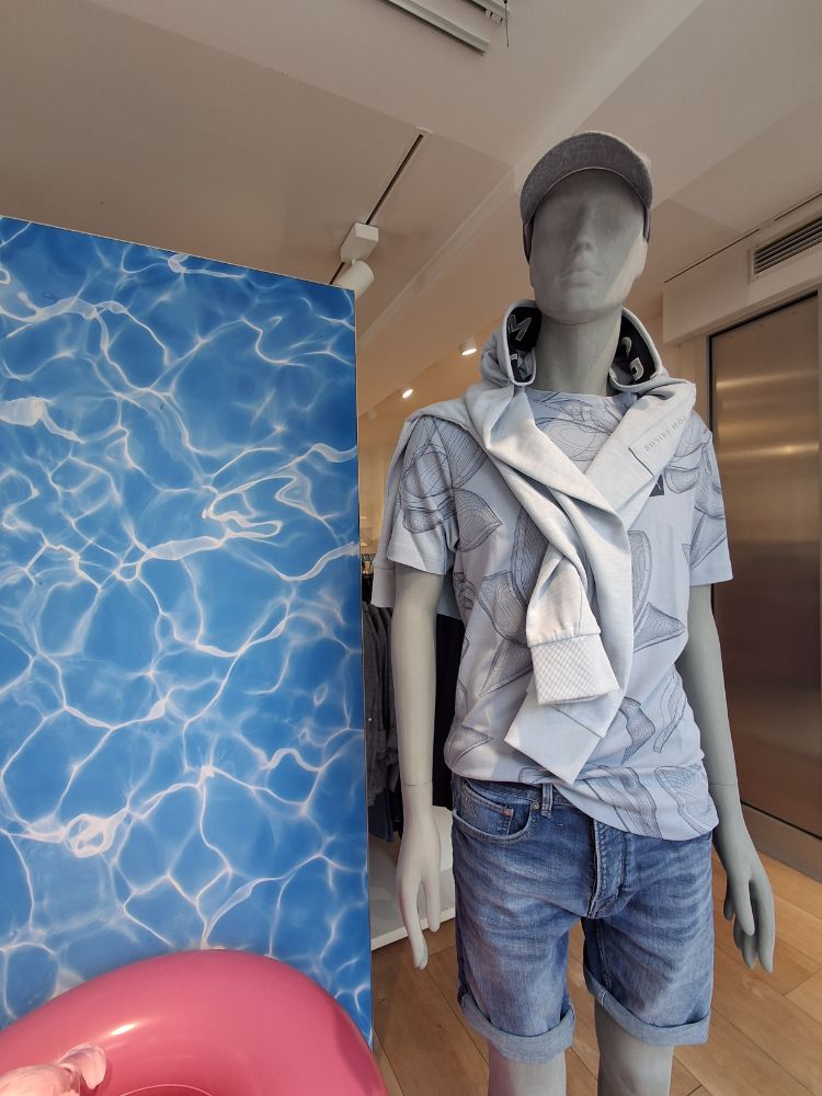 393255708 22.05.2025  Schaufenste 4
