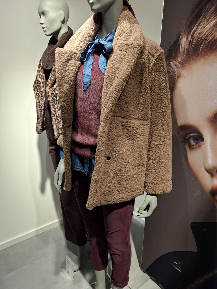 420627229 27.10.2025  Schaufenste 0