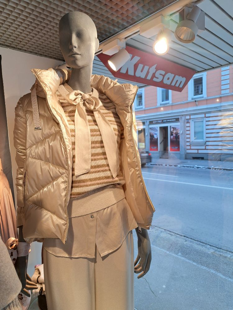 432242760 03.01.2026  Schaufenste 5 Opus Pulli outfit