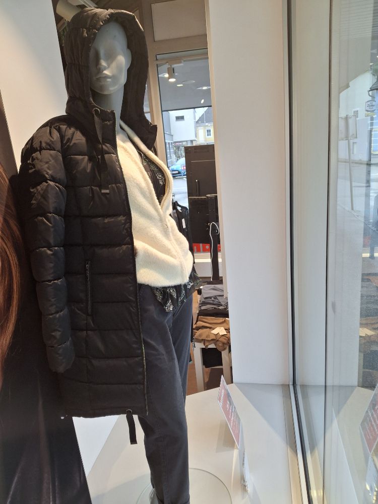 420246025 25.10.2025  Schaufenste 6