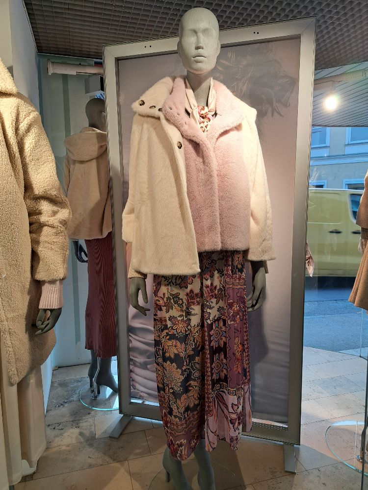 432242651 03.01.2026  Schaufenste 5 Bianca Kleid