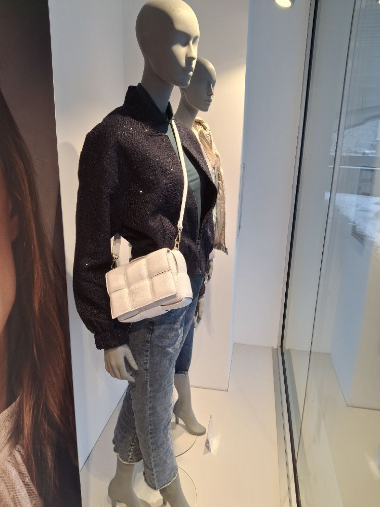 432203840 03.01.2026  Schaufenste 6