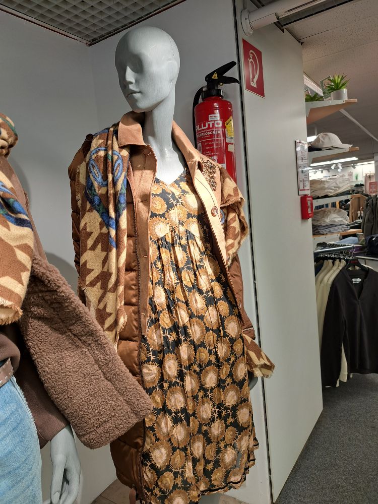 432243529 03.01.2026  Schaufenste 5 Nole Kleid