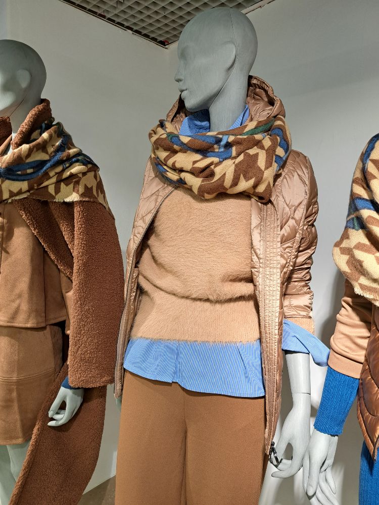 432243728 03.01.2026  Schaufenste 5 Betty B. Jacke beige