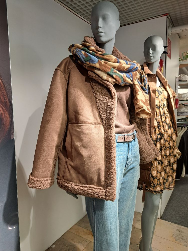 432244068 03.01.2026  Schaufenste 5 Jeans Comma CI