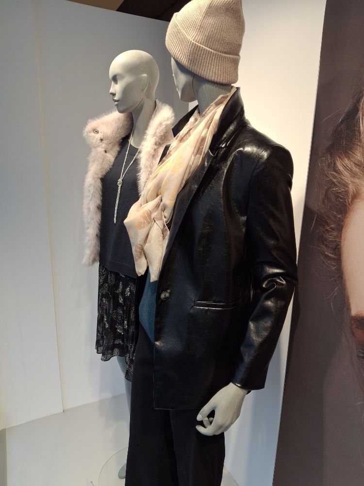 420245907 25.10.2025  Schaufenste 6